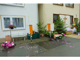 Altar- und Straßenschmuck zu Fonleichnam (Foto: Karl-Franz Thiede)